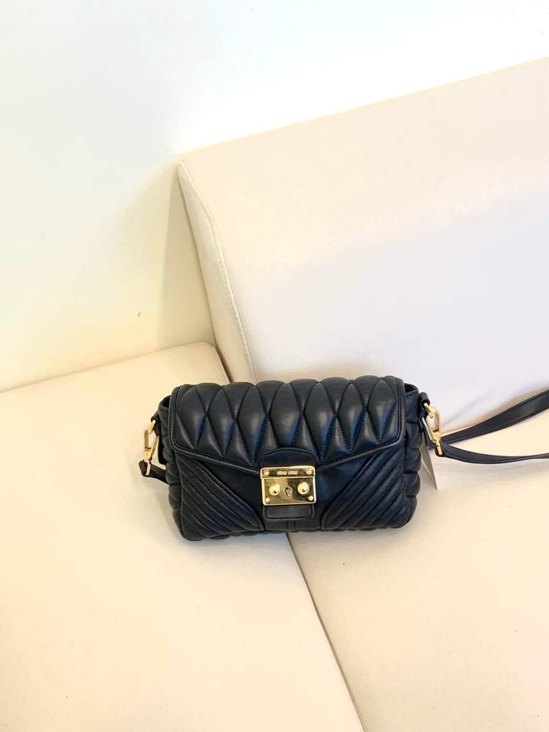 미우미우 마틀라세 바이커 퀼팅 크로스백 (정품) 상품이미지1