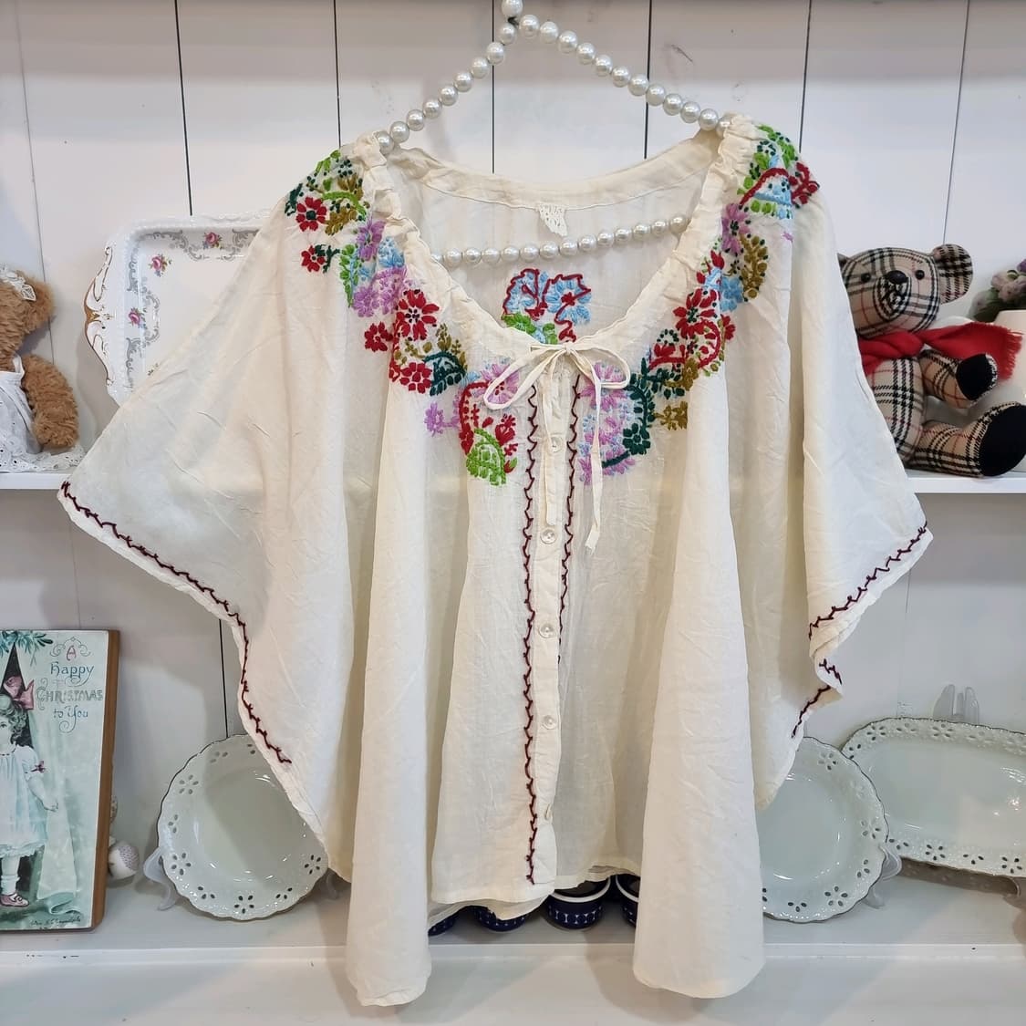 케이프형 자수 블라우스 상품이미지1