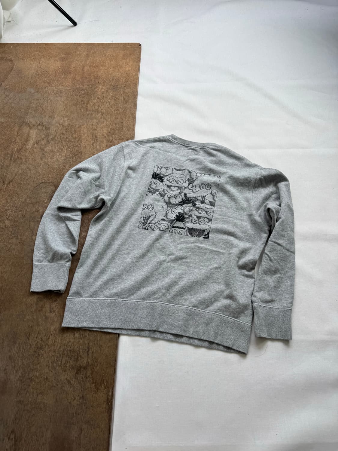 uniqlo kaws 유니클로 카우스 프린팅 맨투맨 상품이미지5