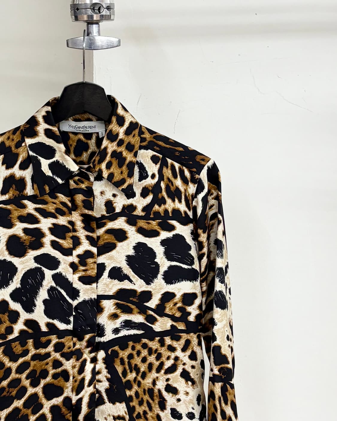 입생로랑 리브 고쉬 레오파드 프린팅 실크 셔츠 상품이미지4