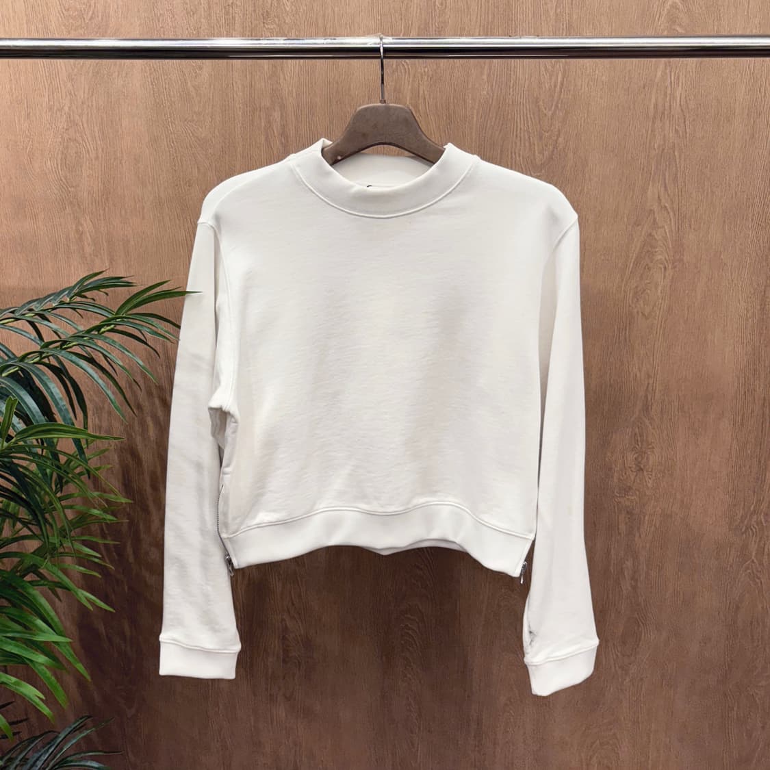 아크네 스튜디오 모크넥 크롭 맨투맨 무지 사이드 지퍼 디테일 화이트 상품이미지1