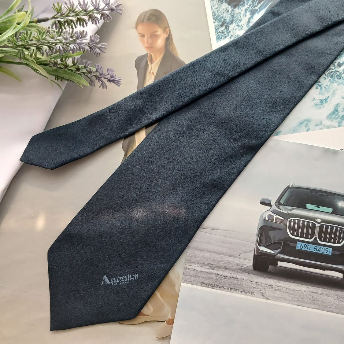 아쿠아스큐텀 실크 솔리드 로고 넥타이 9.6cm A+등급 A18679
 상품이미지3