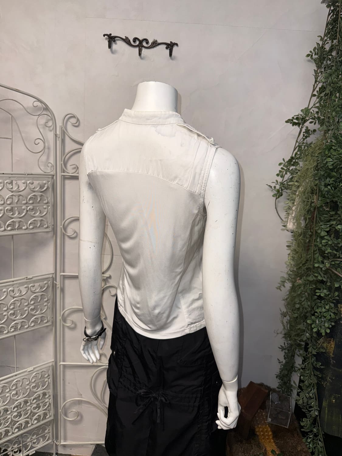 White ruffle button satin sleevelss 상품이미지3