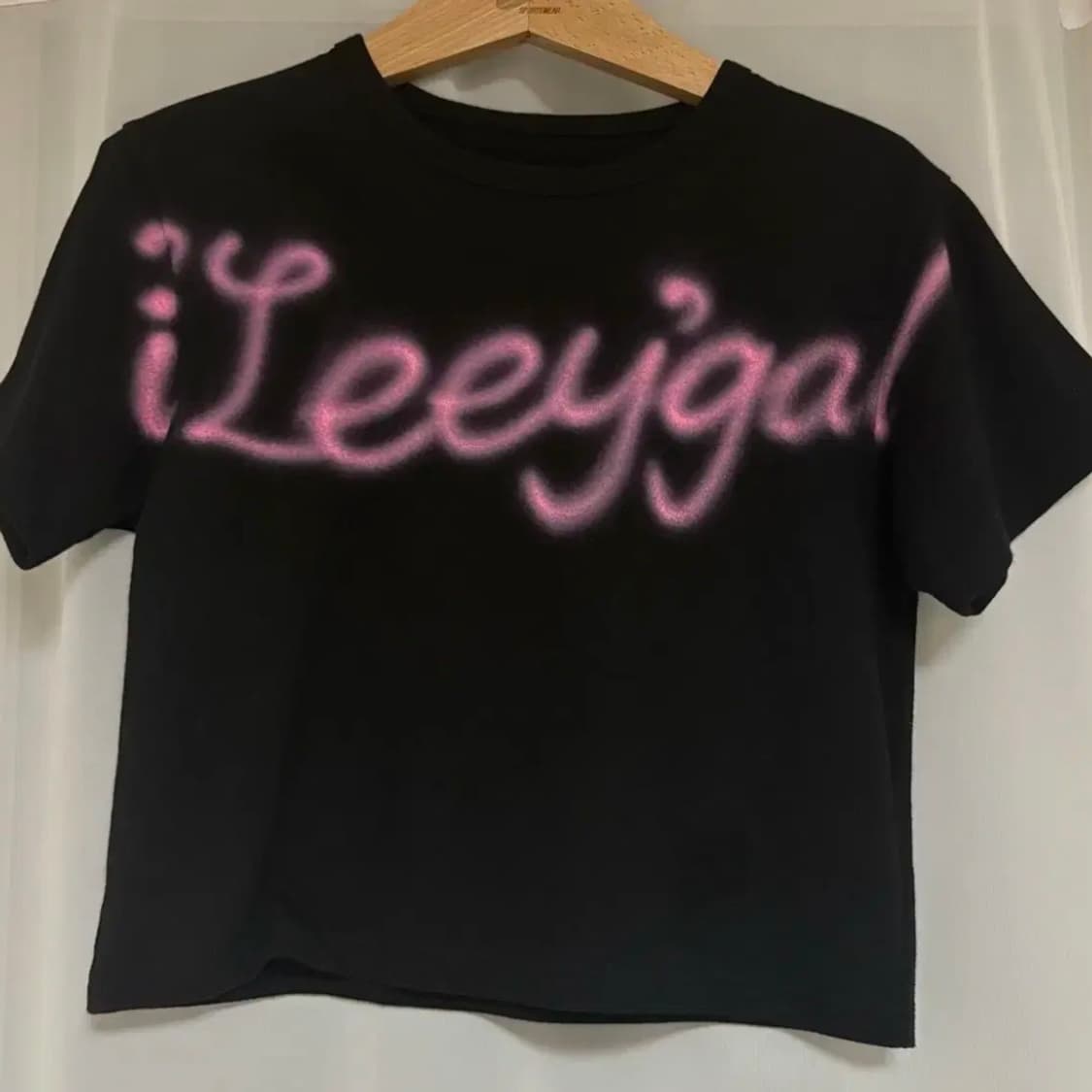 [LEEY] 엘이이와이 스프레이 로고 크롭 티셔츠 상품이미지1