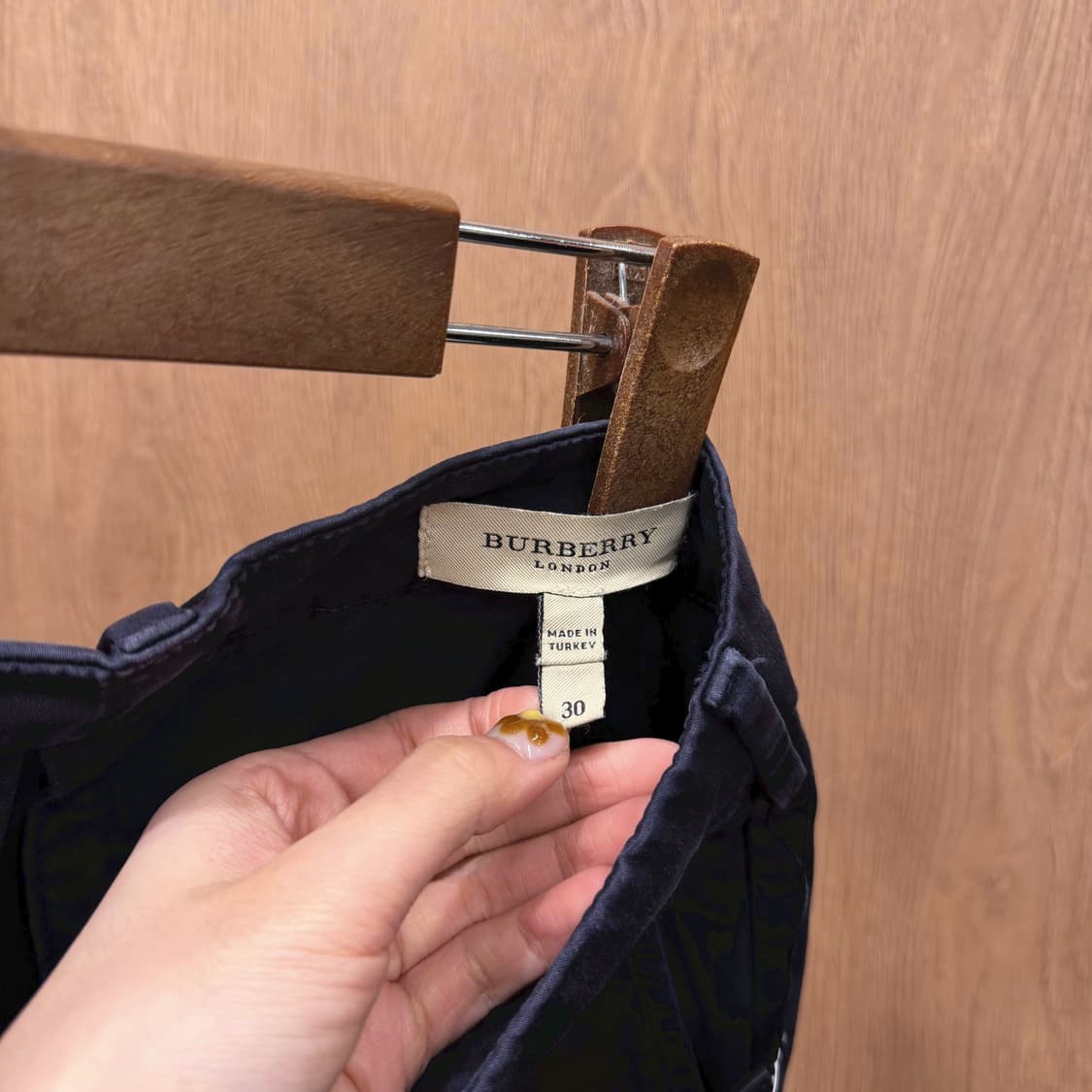 버버리 런던 코튼 팬츠 사이드 힙 포켓 로고 자수 디테일 딥 네이비 상품이미지7