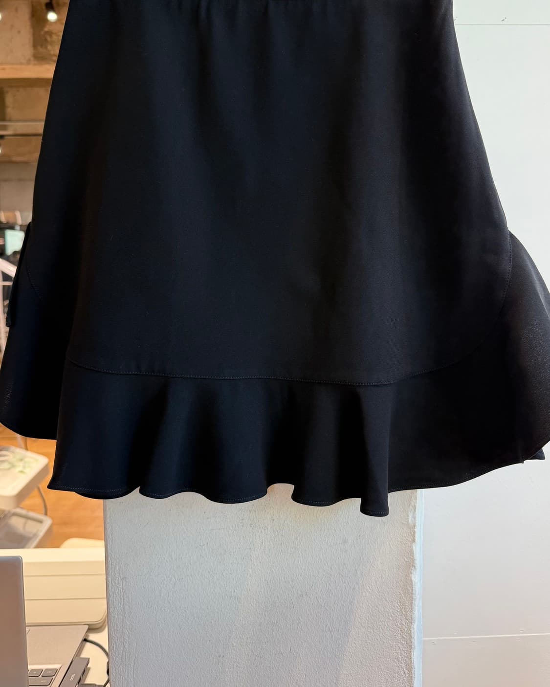 미우미우 블랙 프릴 미니스커트  상품이미지4