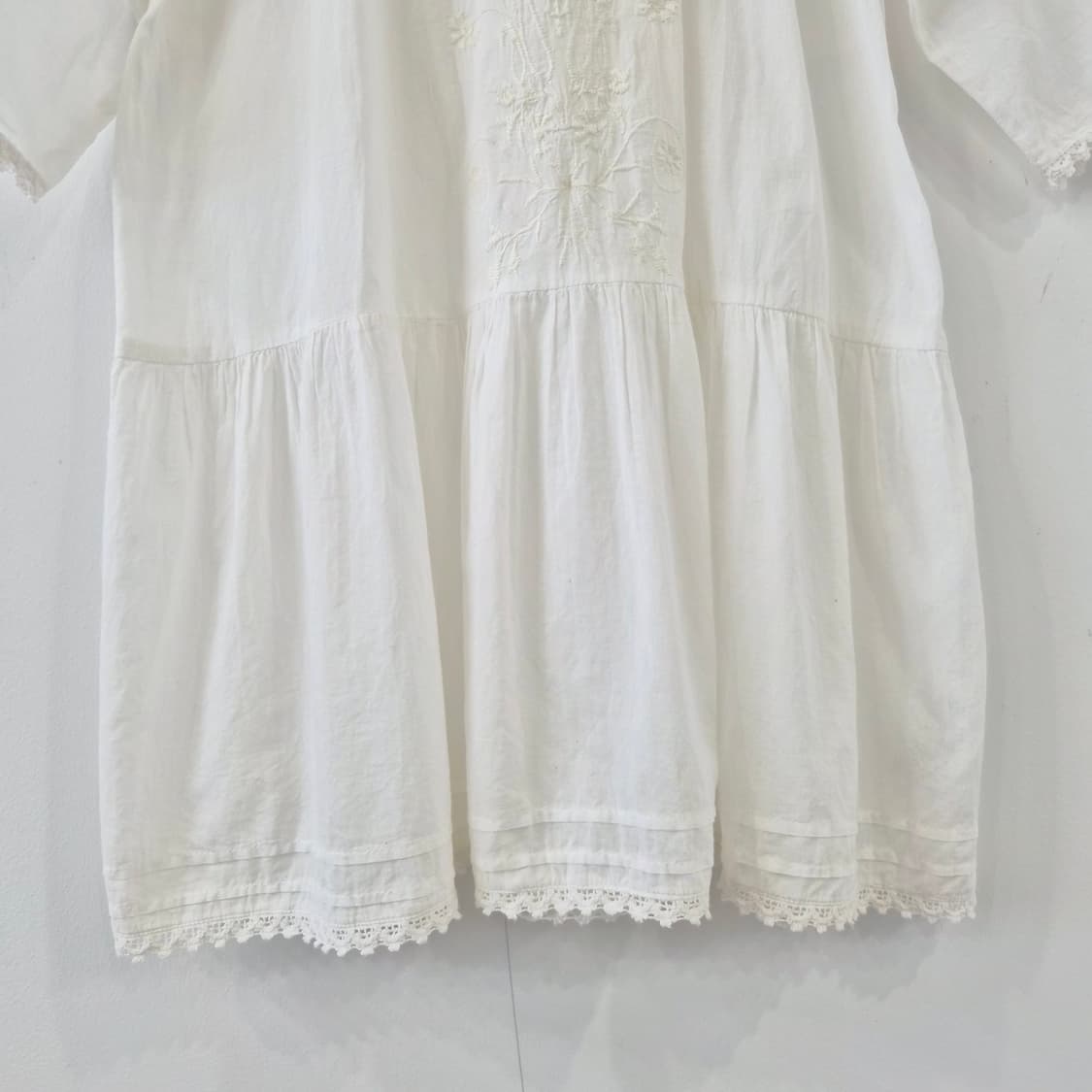 아이보리 자수 셔링 반팔 블라우스 상품이미지4