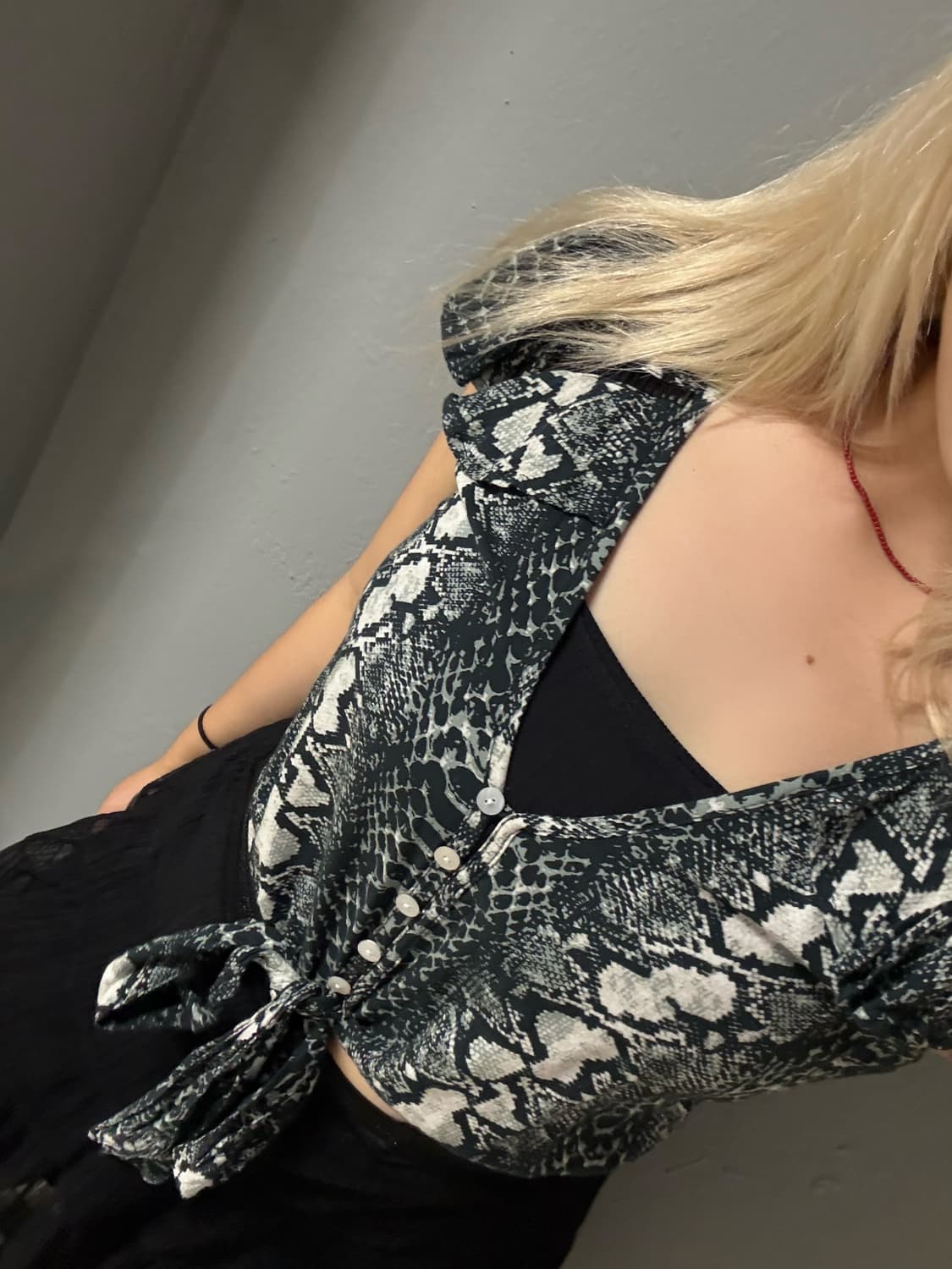 python pattern v-neck top 상품이미지1