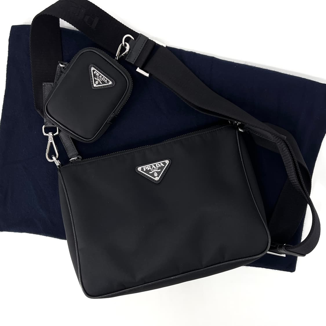 프라다 삼각로고 리나일론 사피아노 크로스백 블랙 (2VH113) 상품이미지1