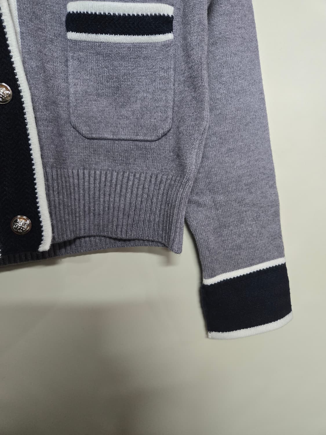 The IZZAT  아이잗 배색 니트 가디건 90 상품이미지4