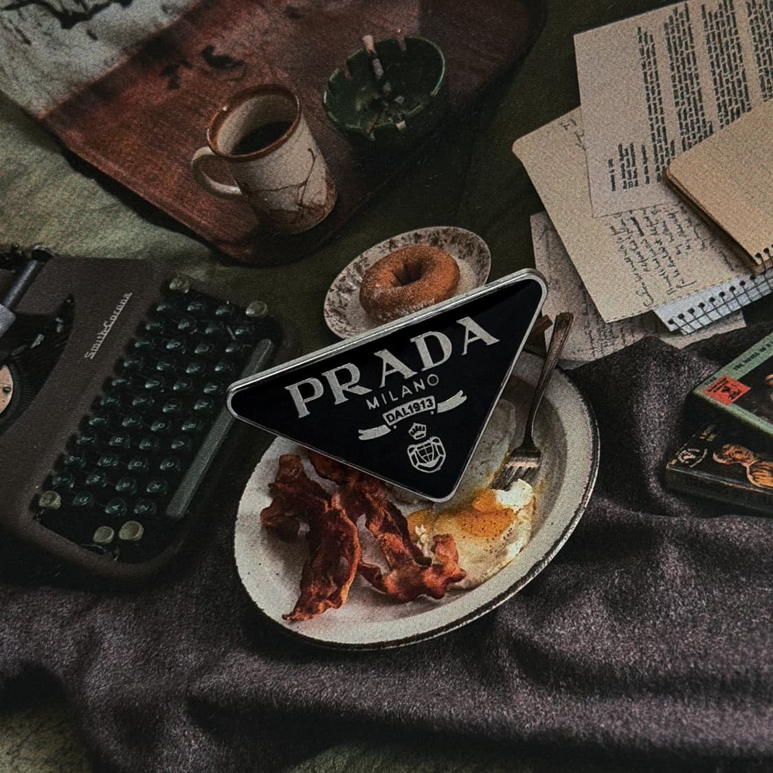 프라다 트라이앵글 메탈 브로치 상품이미지2