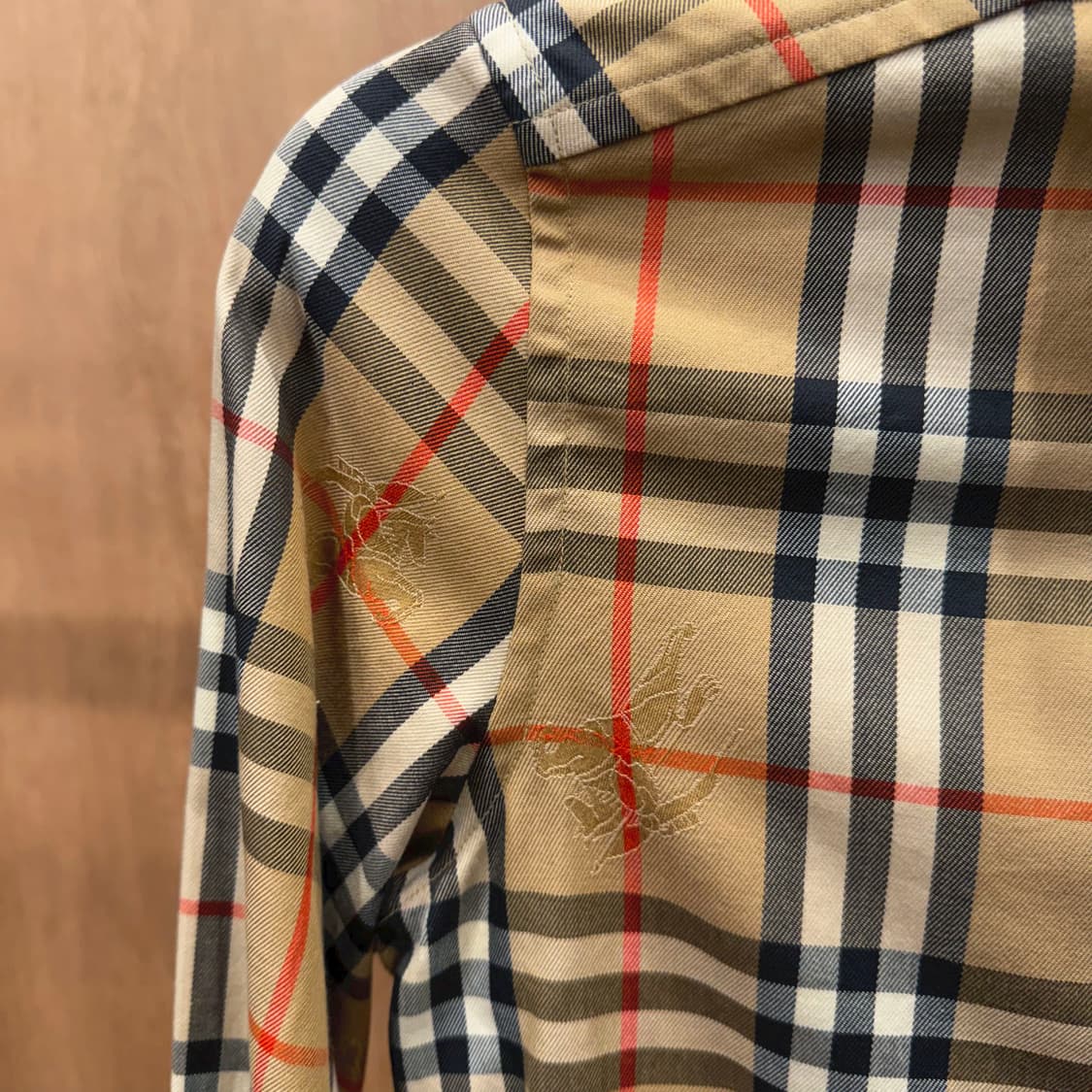 버버리 코튼 긴팔 셔츠 체크 패턴 로고 자수 디테일 슬림핏 베이지 상품이미지6