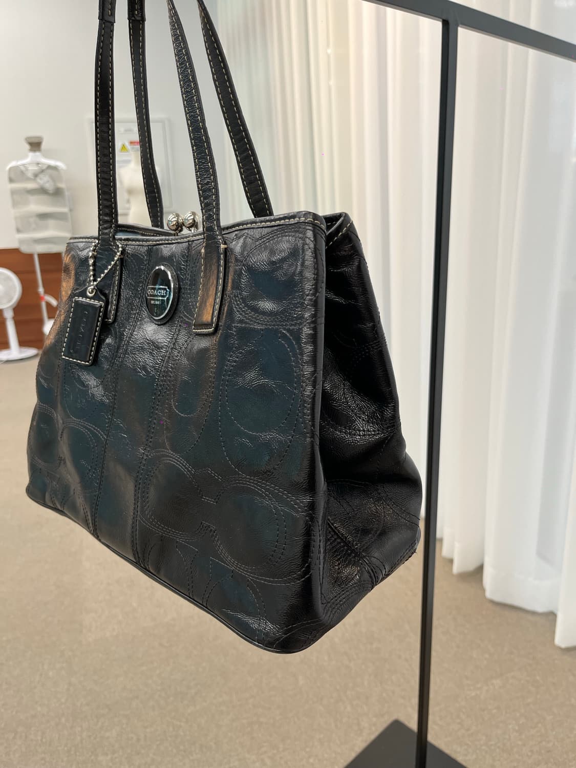 Coach Black Enamel Bag 상품이미지4