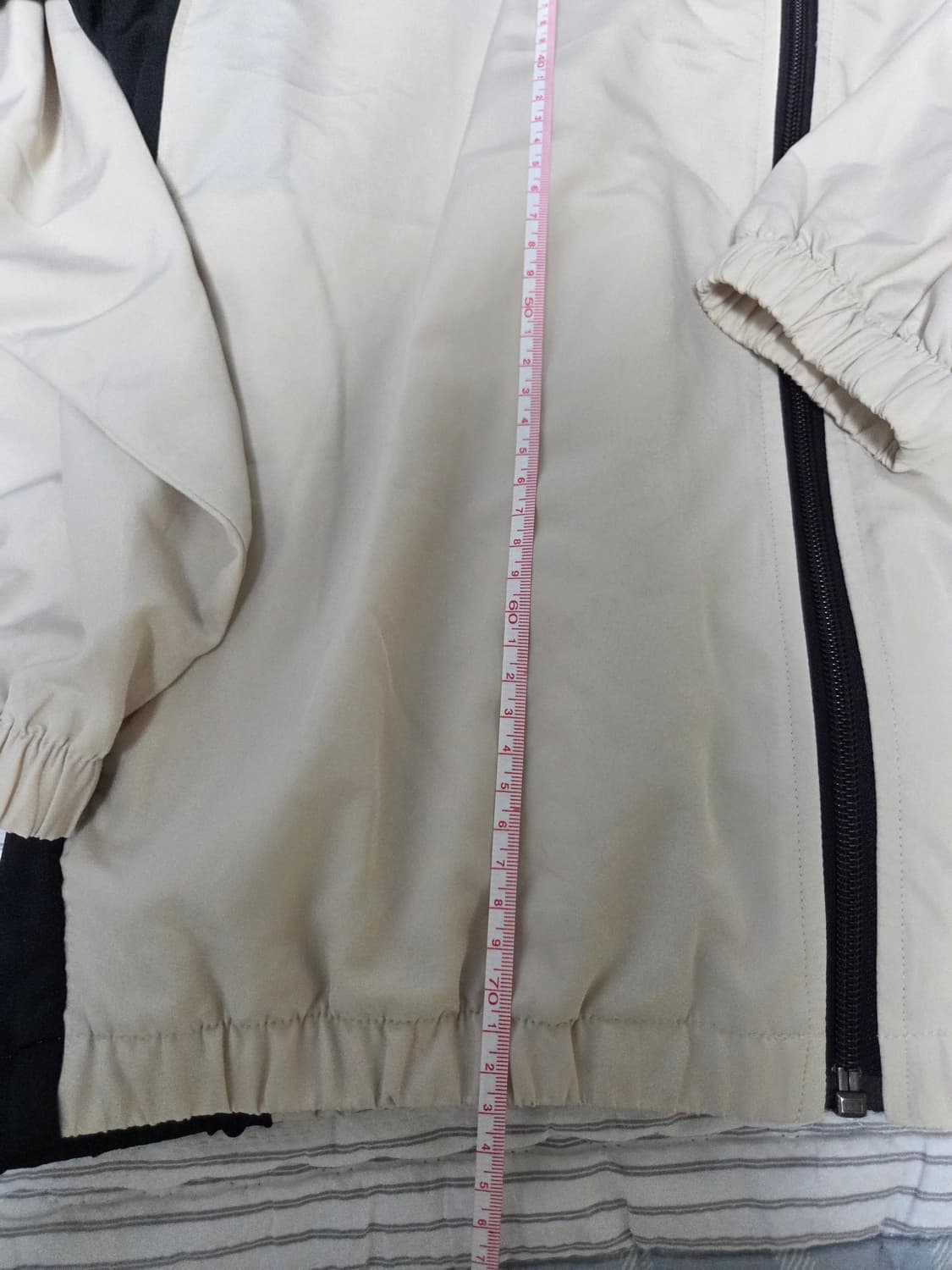 데상트 아이보리 후들후들 바람막이 상품이미지4