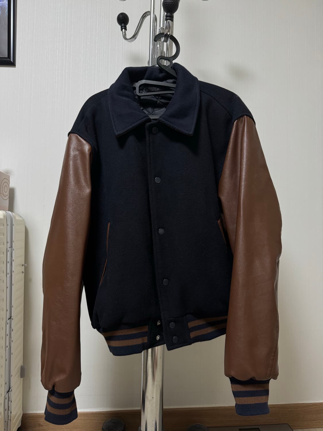 에잇세컨즈 바시티 자켓 상품이미지1