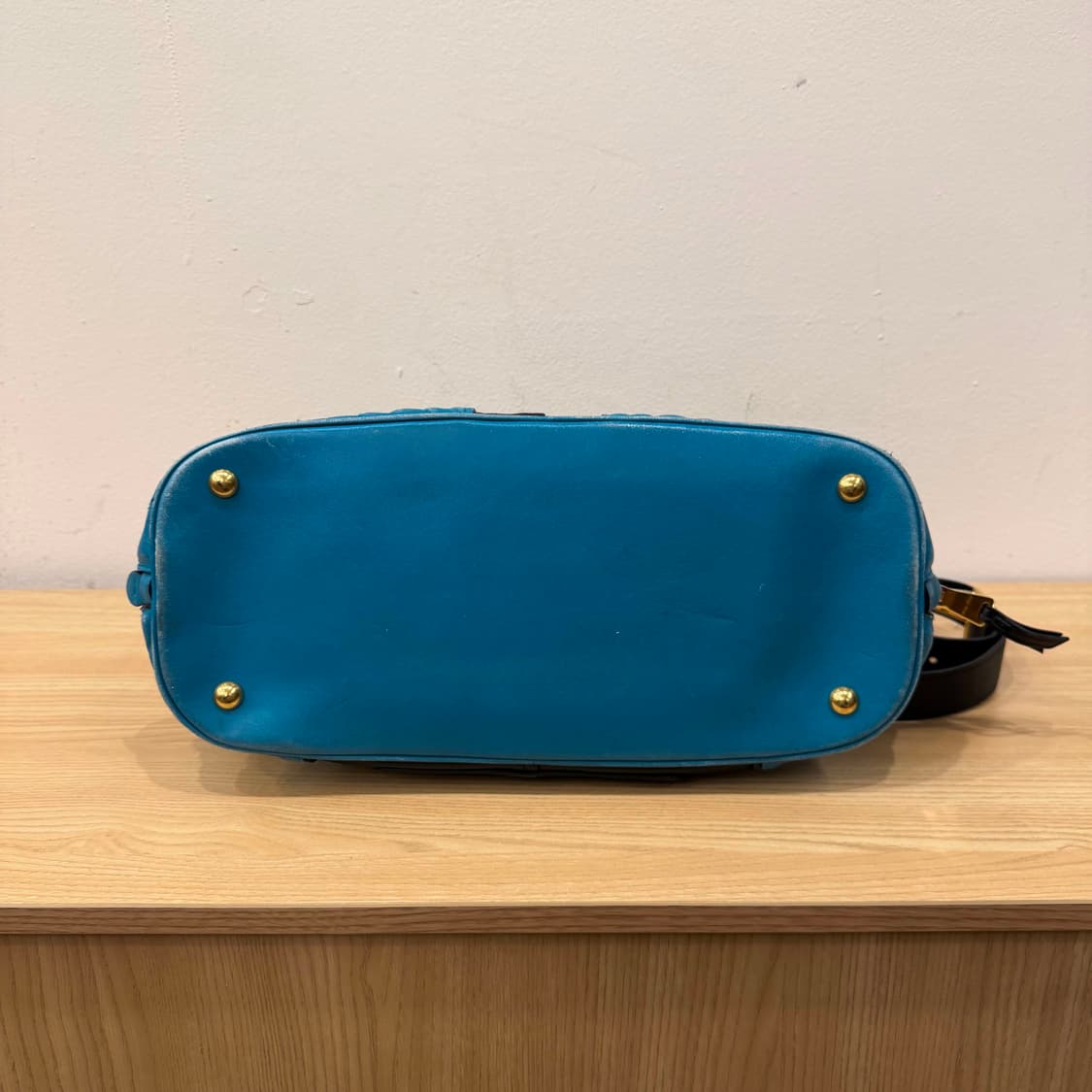 미우미우 투톤 레더 토트백 골드 로고 배색 지퍼 디테일 블랙 블루 상품이미지4