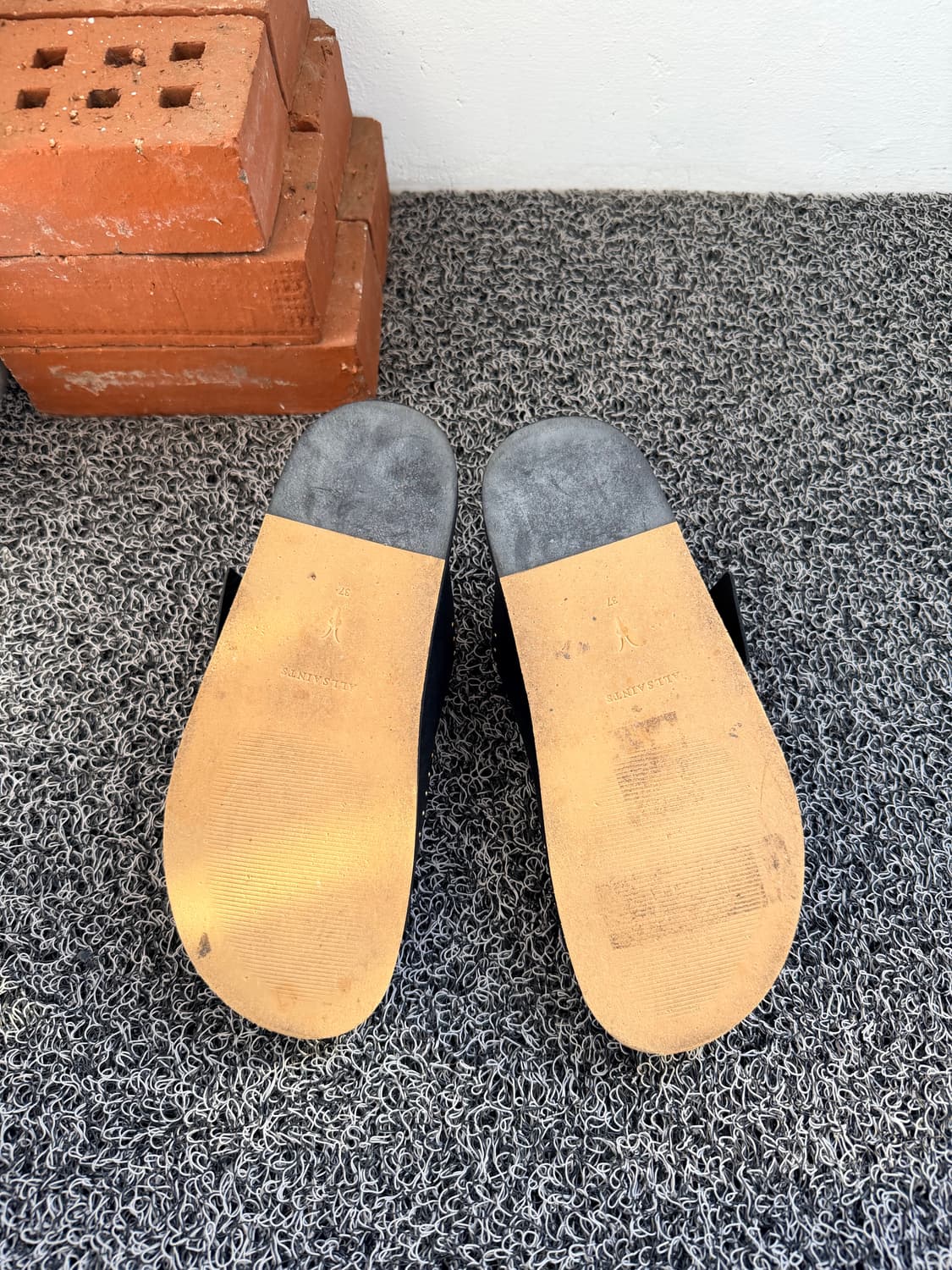 올세인츠(AllSaints) 스터드 버클 레더 슬라이드 샌들 - 블랙  상품이미지6