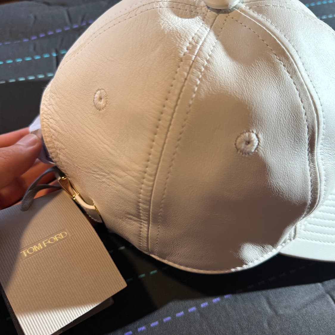 톰포드 23 S/S 금장 TF 로고 레더 볼캡 판매 합니다. 상품이미지4