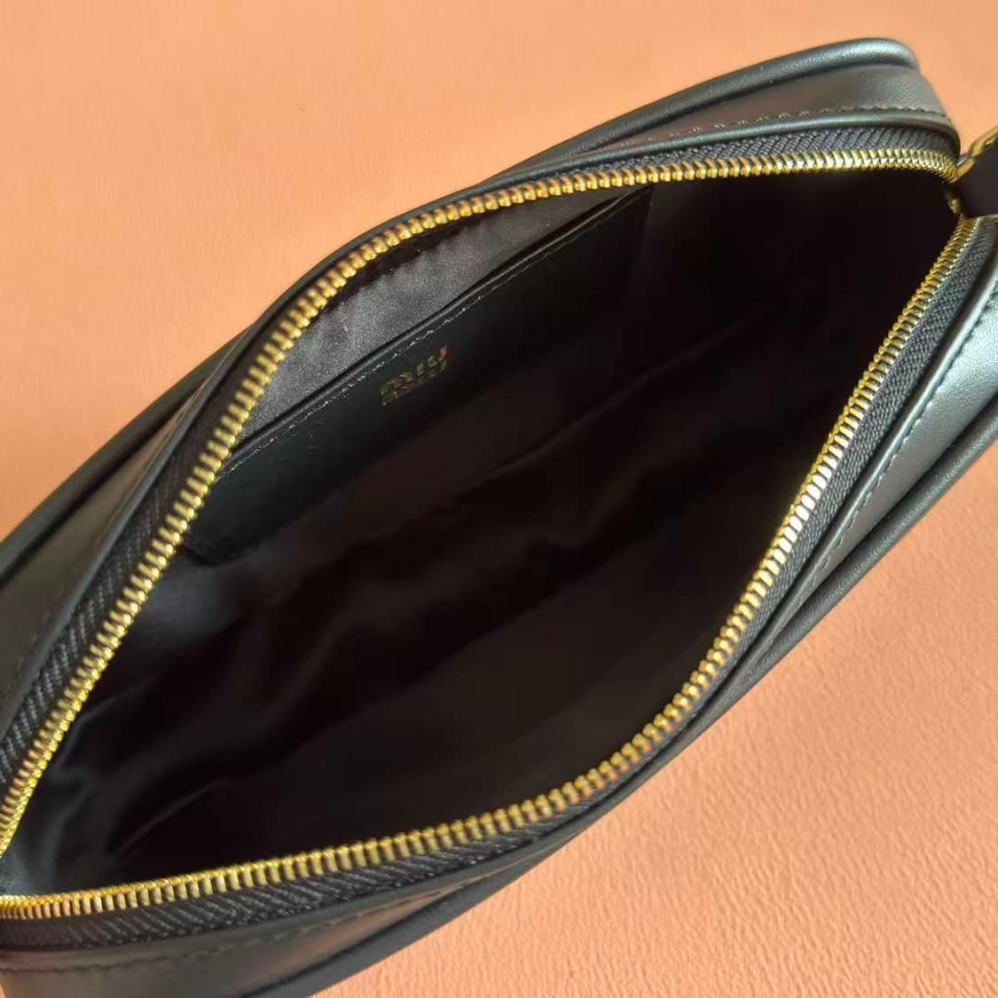 미우 미우 레더 파우치 블랙 상품이미지7