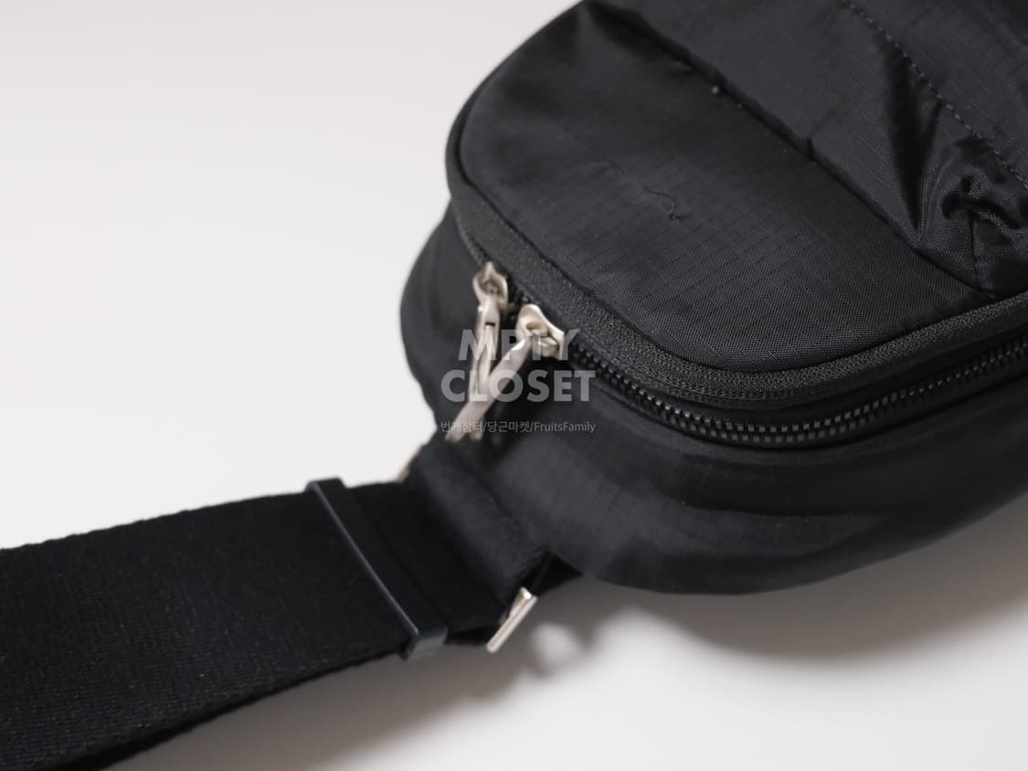 질스튜어트뉴욕 트래블 경량 나일론 슬링백 상품이미지4