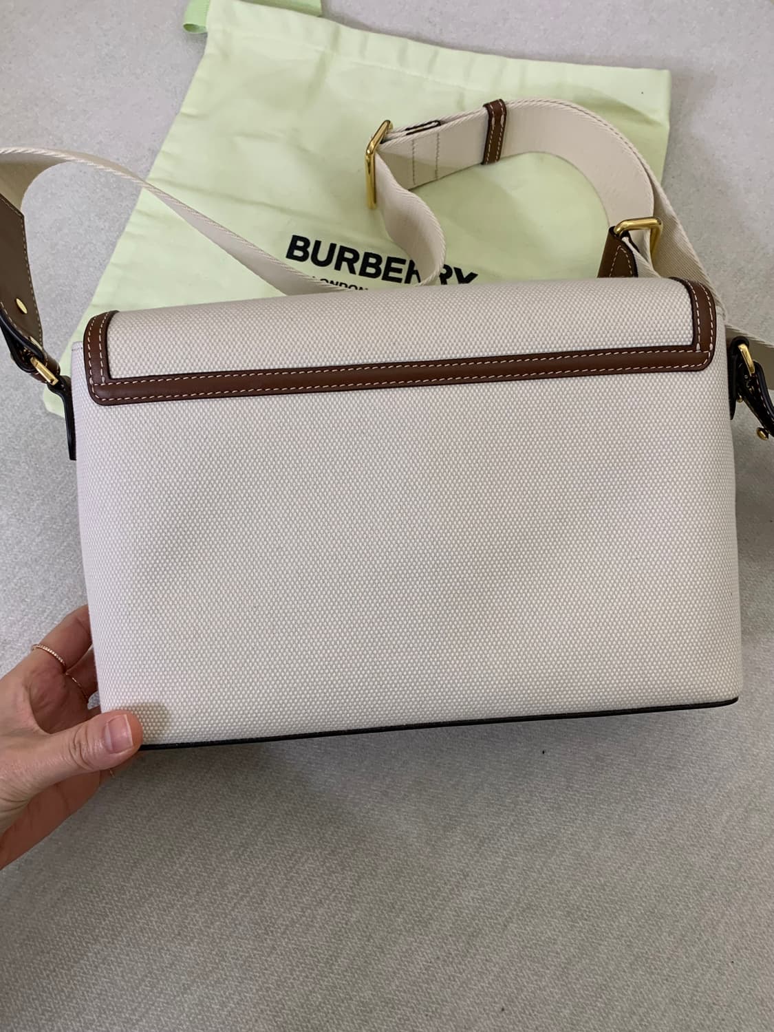 버버리 호스페리 로고 캔버스 백 상품이미지4