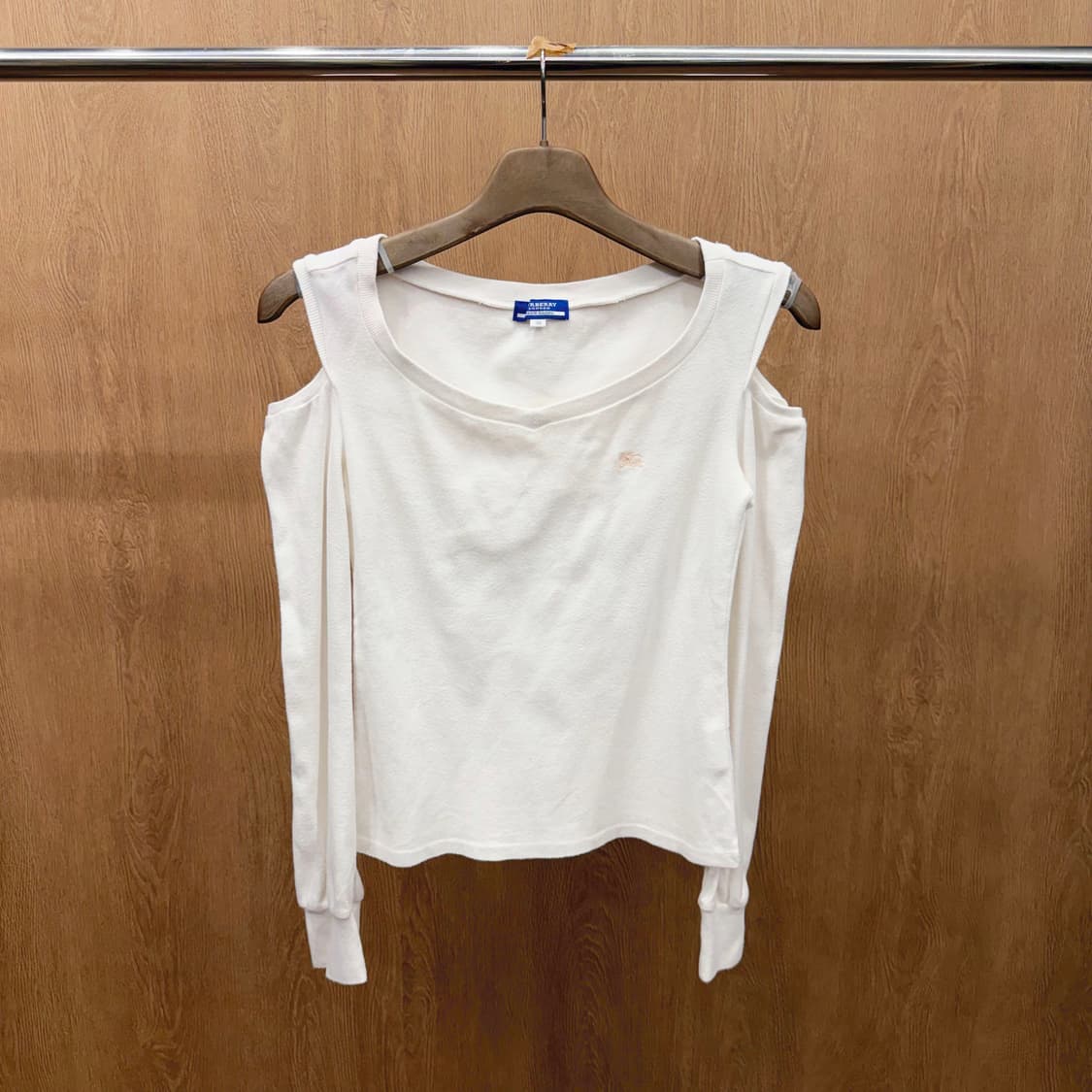 버버리 블루 라벨 오프숄더 맨투맨 컷아웃 핑크 로고 자수 디테일 화이트 상품이미지2