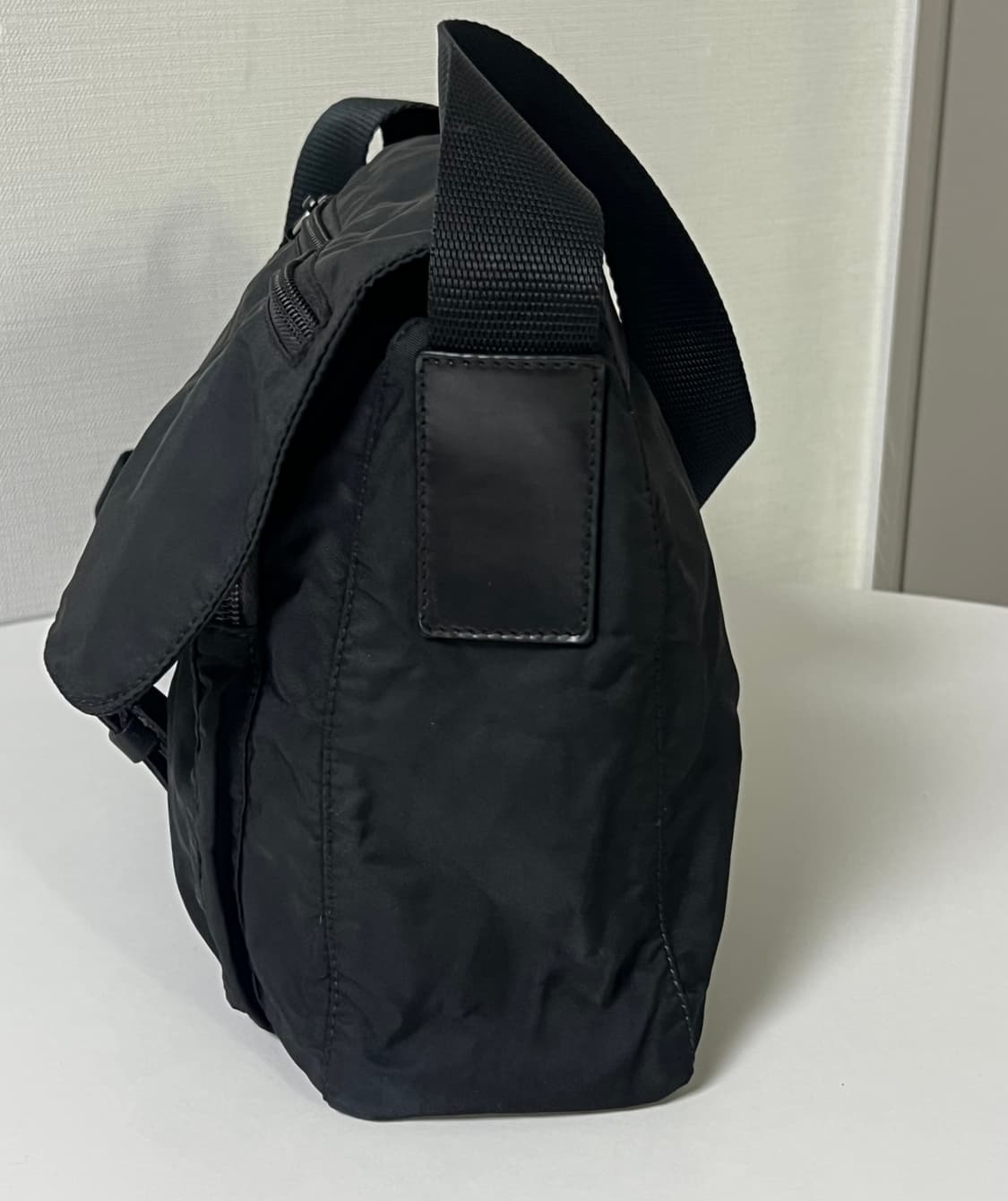 프라다 나일론 원버클 크로스백 상품이미지6