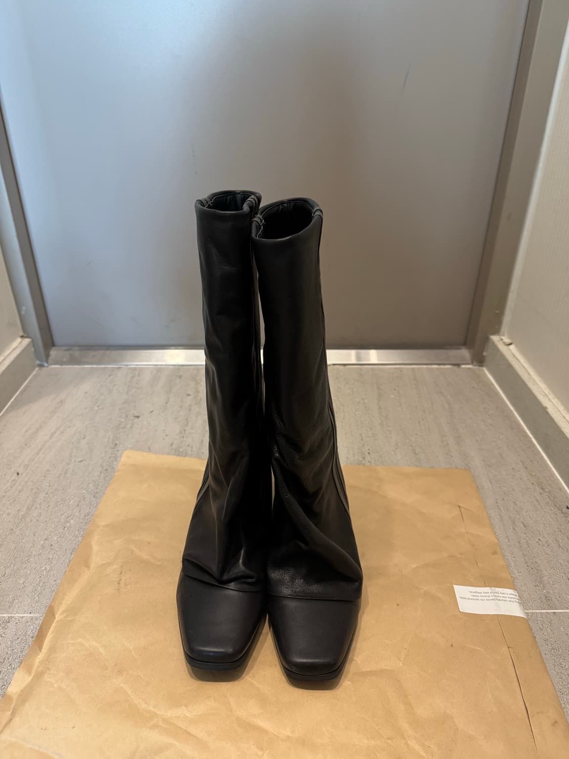 루즈슬립오버 허그 카우 레더부츠 챠콜 상품이미지2