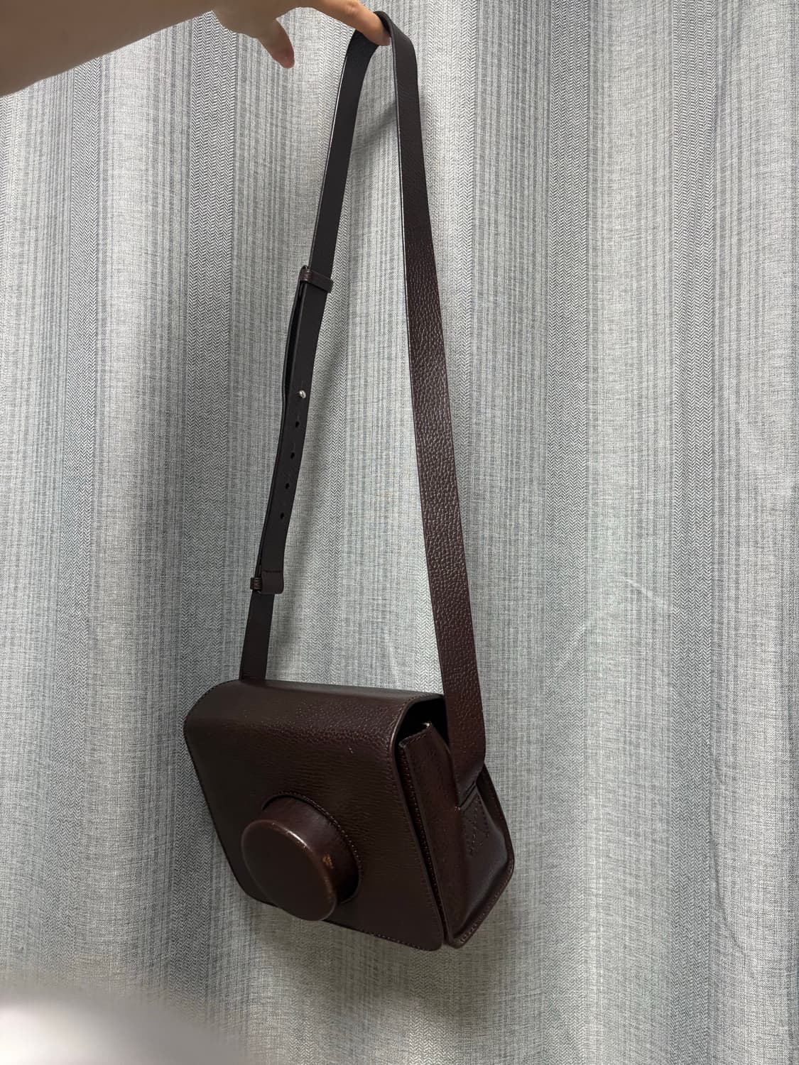 르메르 카메라백 다크초코 상품이미지1