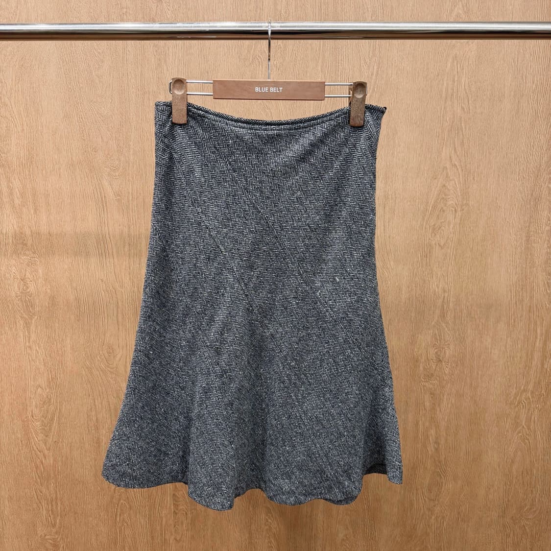 막스앤코 헤링본 미디 스커트 사이드 지퍼 디테일 플레어핏 그레이 상품이미지2