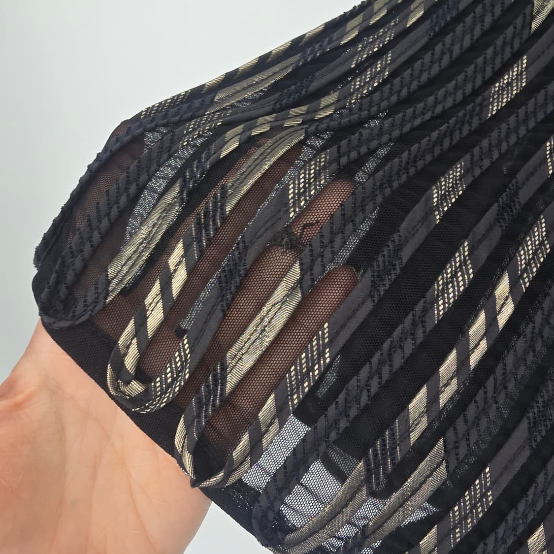 프리미엄 시스루 스트라이프 블랙 탑 (유니크 입체 패턴) 상품이미지8