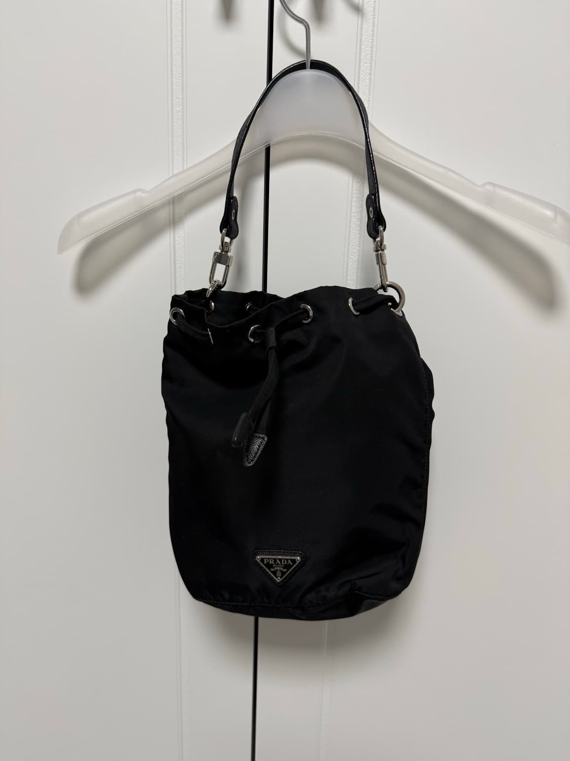 프라다 나일론 버킷 파우치 블랙 상품이미지1