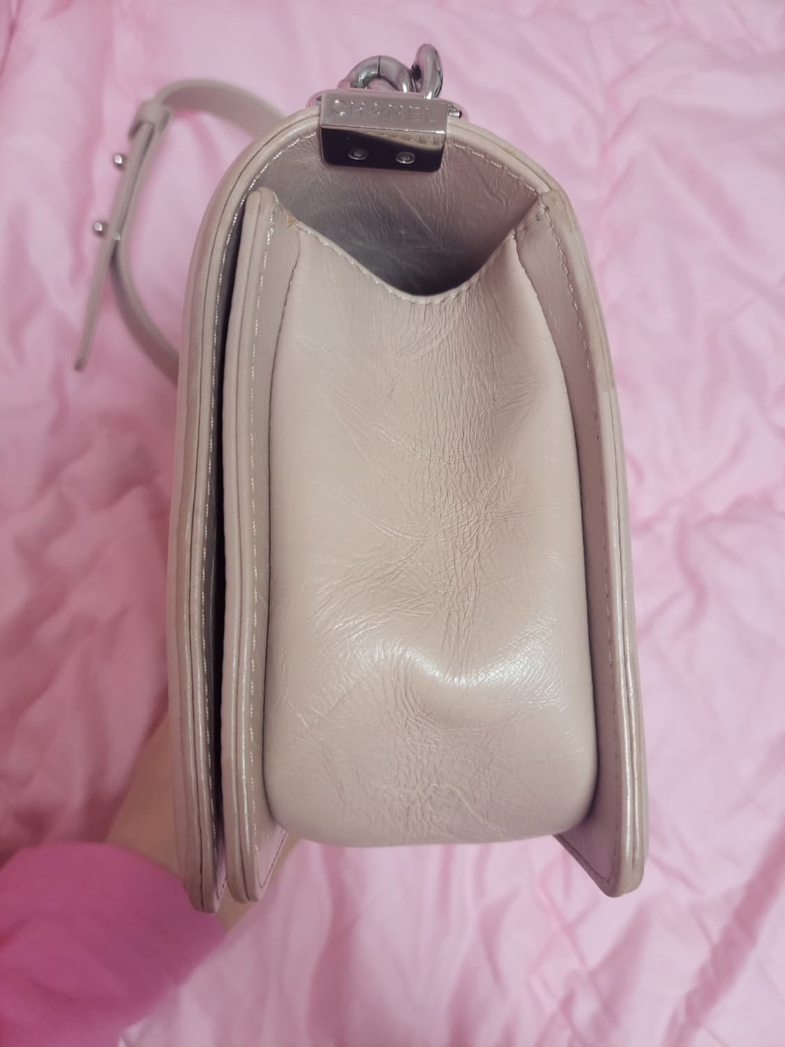 정품)급처상태좋음!샤넬 핑크 플랩 쉐브론V 보이백 미듐 가방 숄더크로스백 상품이미지10