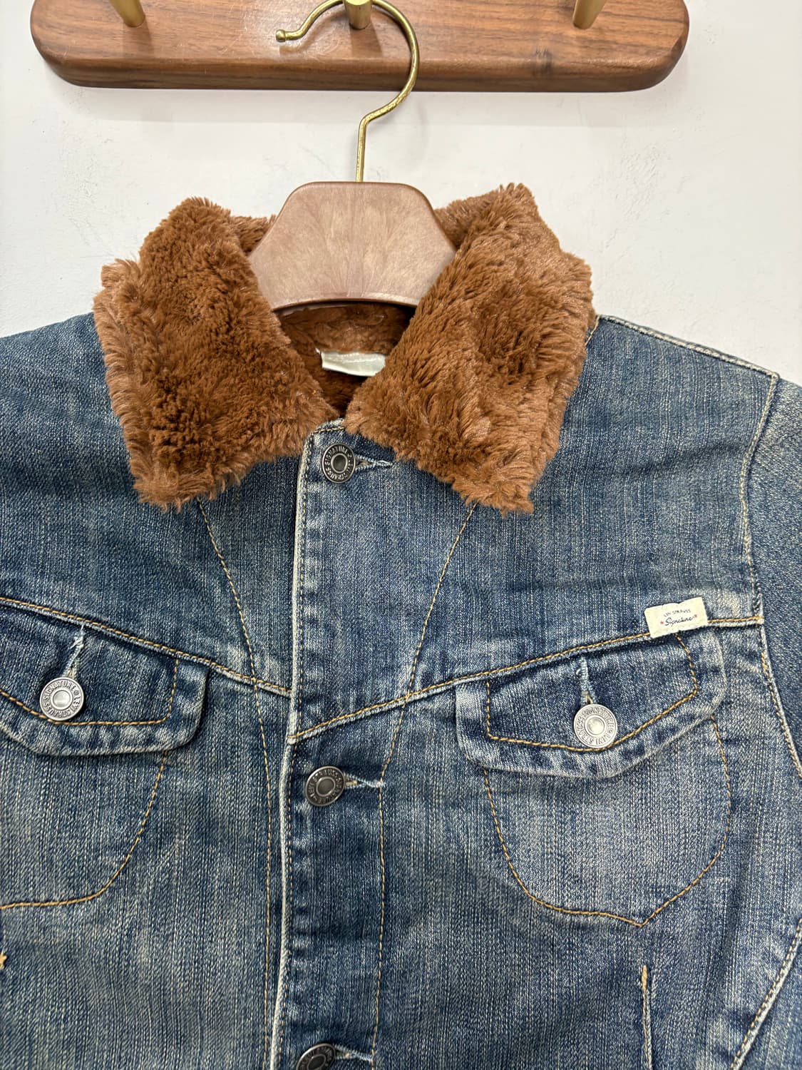 시그니처 브라운퍼 워시드 데님 트러커 자켓 A3196 상품이미지3