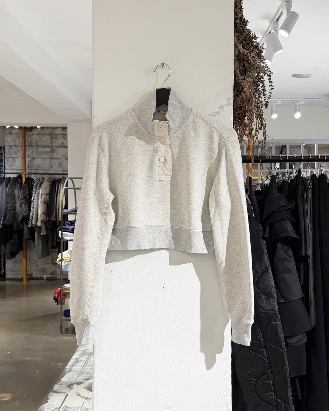 티 바이 알렉산더 왕 라이트 그레이 하이넥 크롭 스웻셔츠 상품이미지1