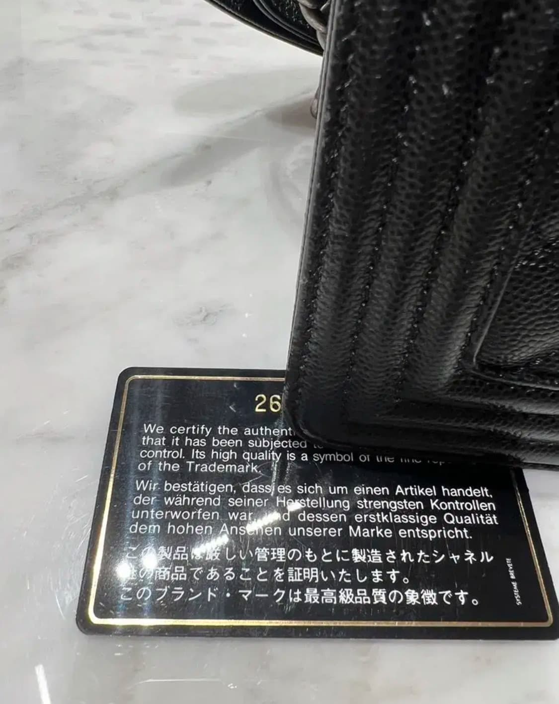 [새 상품급] 샤넬 보이백 캐비어 미디움 블랙은장 상품이미지5