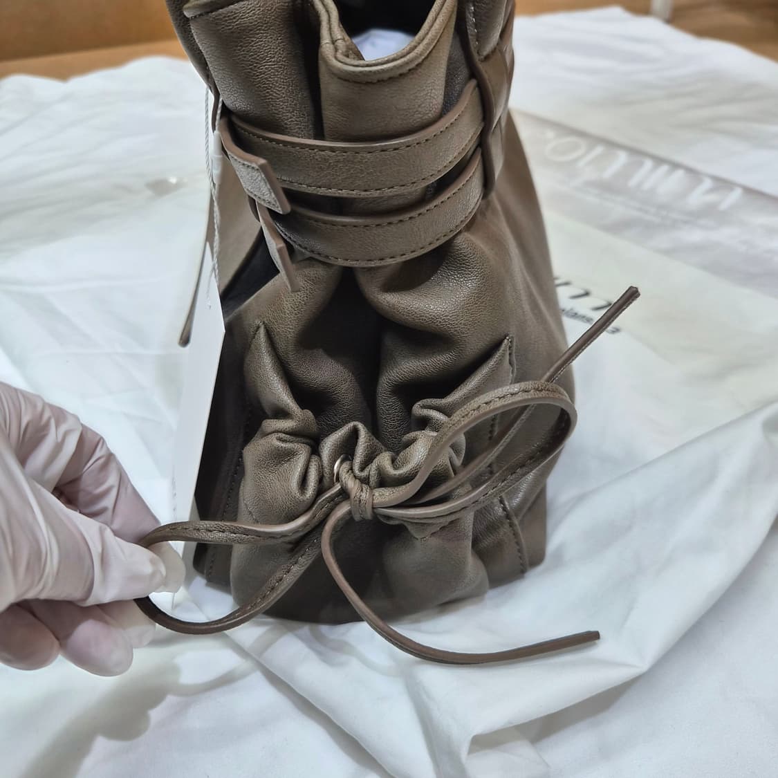 (새상품) 여밈 미디움 타운 벨트백(짙은회갈색) 상품이미지9