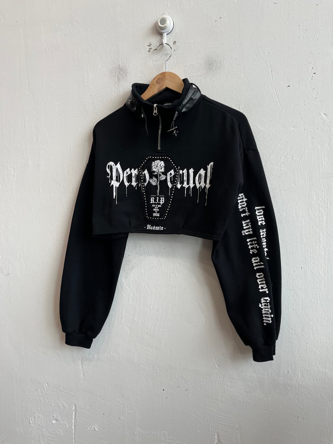 NOEMIE 노에미 락펑크 크롭 반집업 맨투맨 상품이미지1