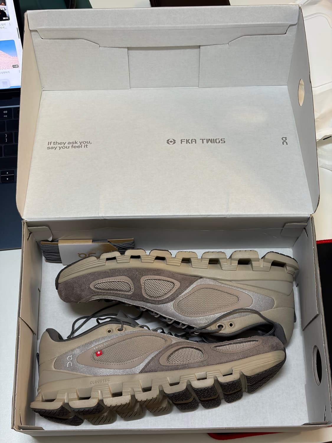 [260] 새제품급 온 러닝 FKA 트위그스 클라우드 데저트 상품이미지7