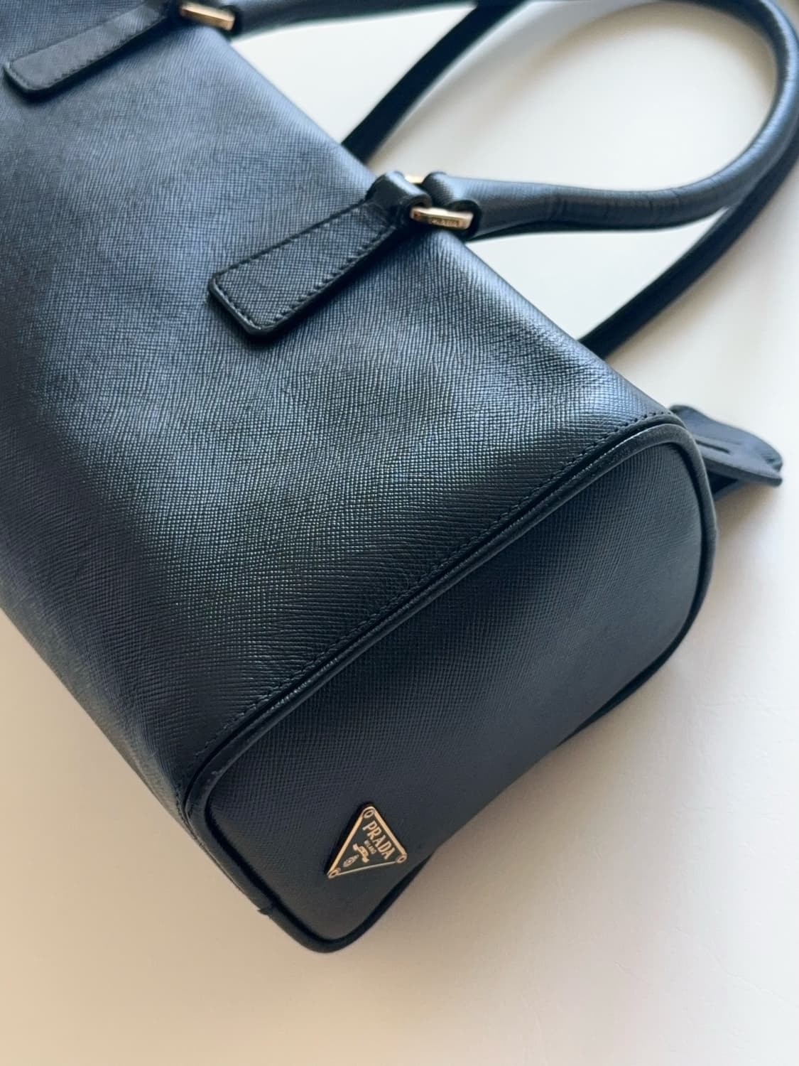 프라다 삼각 로고 가죽 바게트 숄더백 상품이미지2