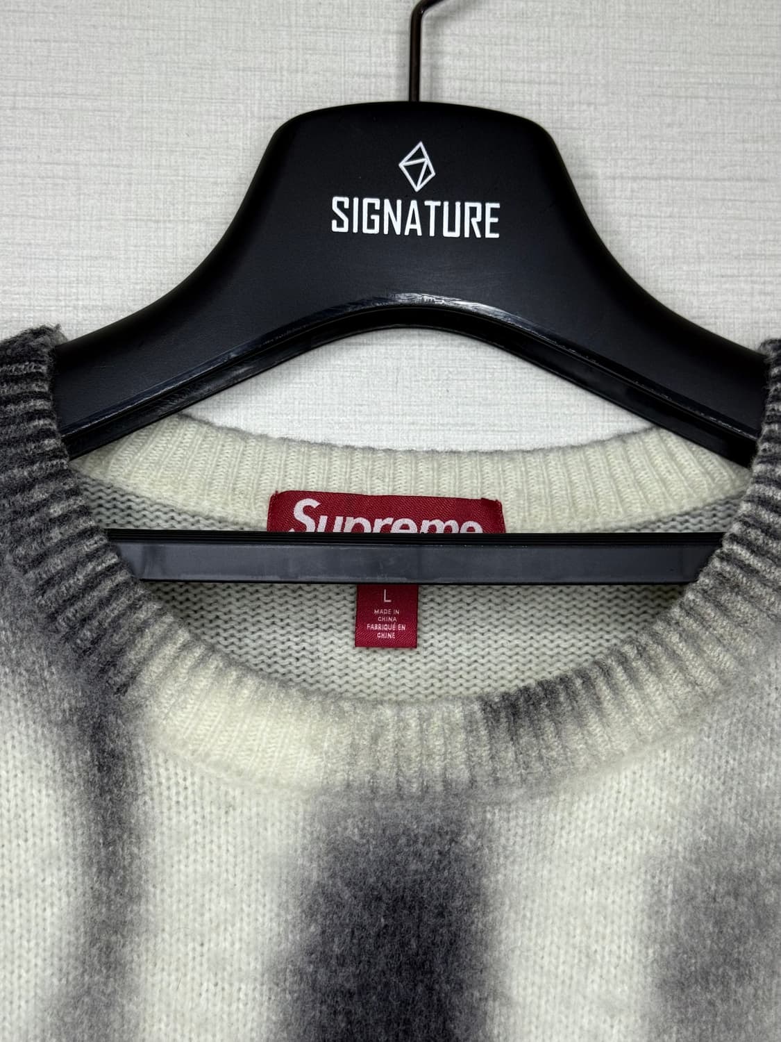 Supreme Blurred Logo Sweater Black 23FW 상품이미지3