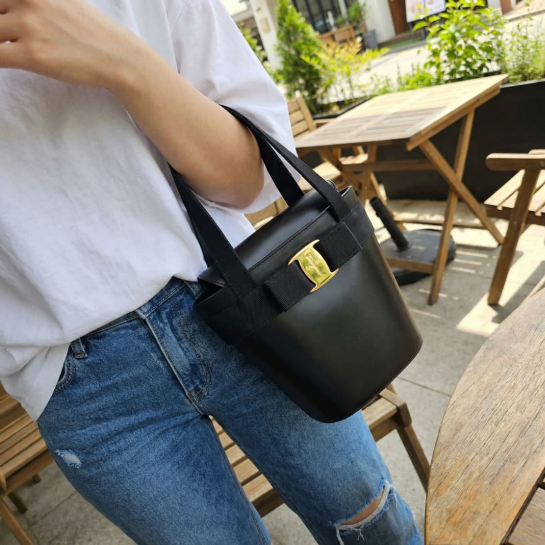 [정품] 페라가모 바라 리본 블랙 버킷백 토트백 상품이미지1