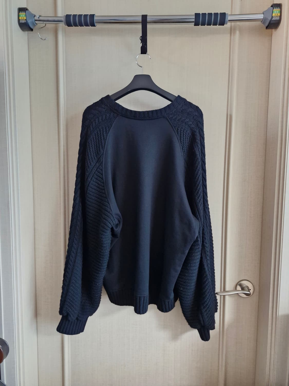 송지오 송지오 케이블 슬리브 라글랑 맨투맨 48 블랙 상품이미지2