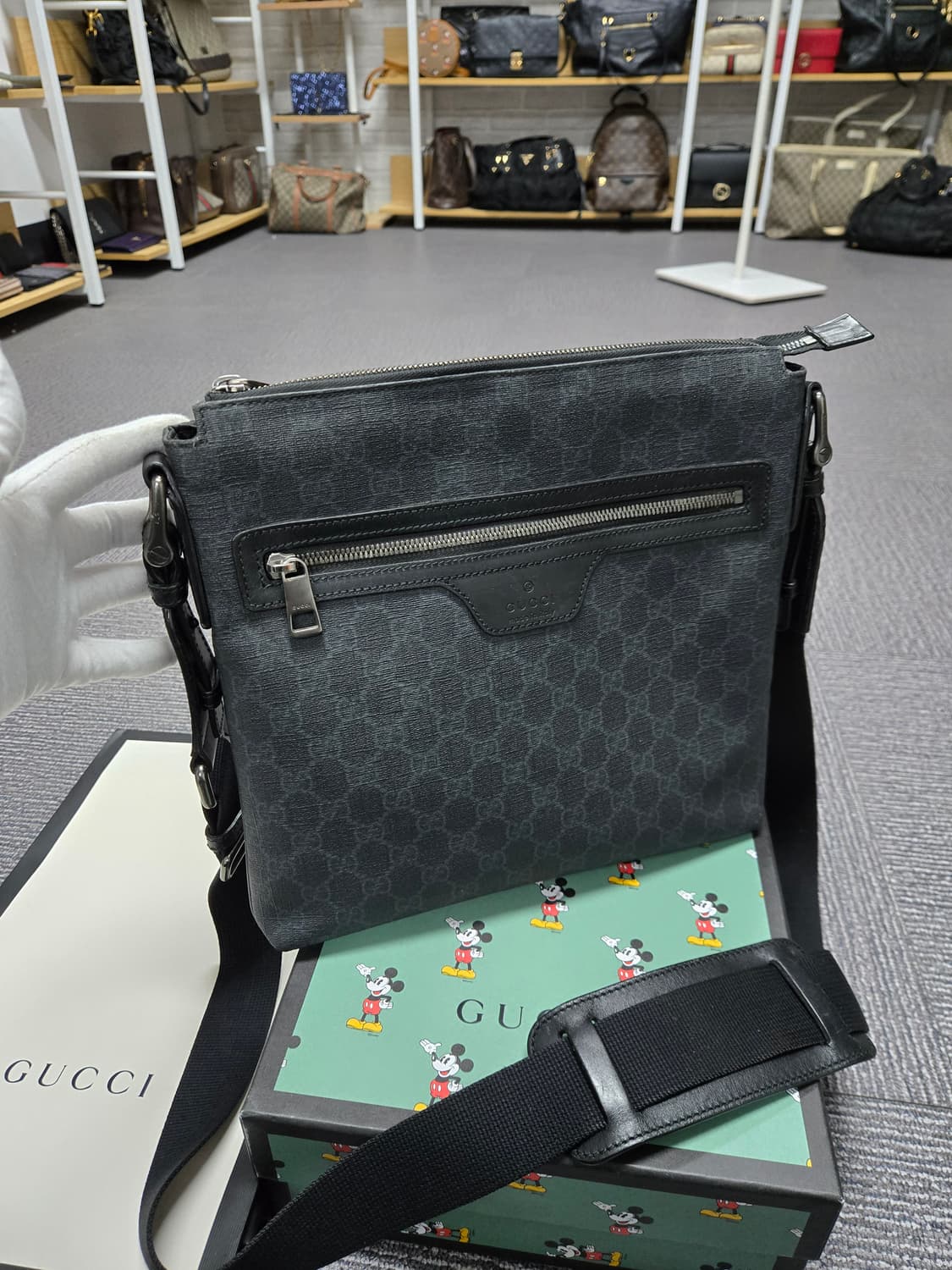 [특가][정품] 구찌 GG 블랙 메신저백 상품이미지1