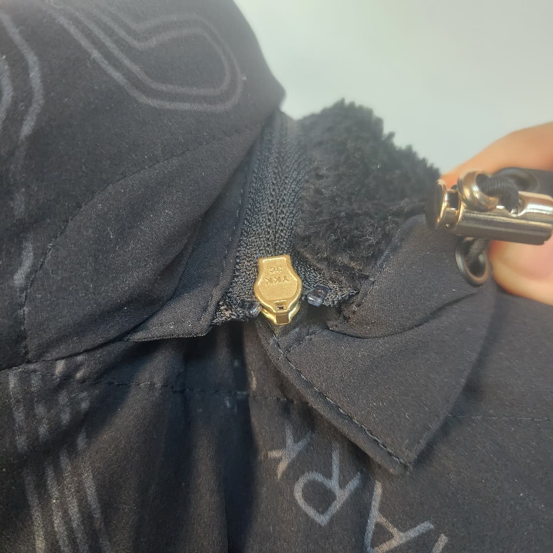 마크앤로나 블랙 패딩 조끼 상품이미지8