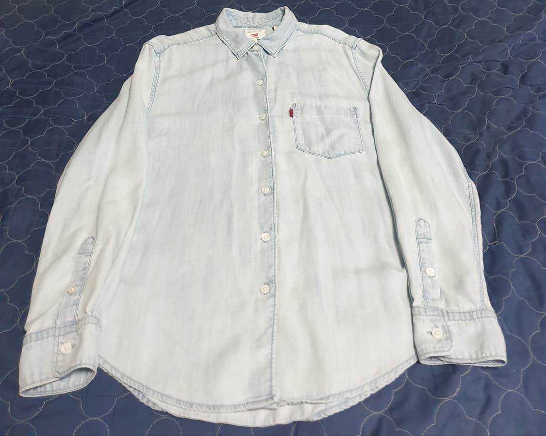 리바이스 우먼 보이프렌드핏 샴브레이 데님셔츠 연청 (S) 상품이미지1