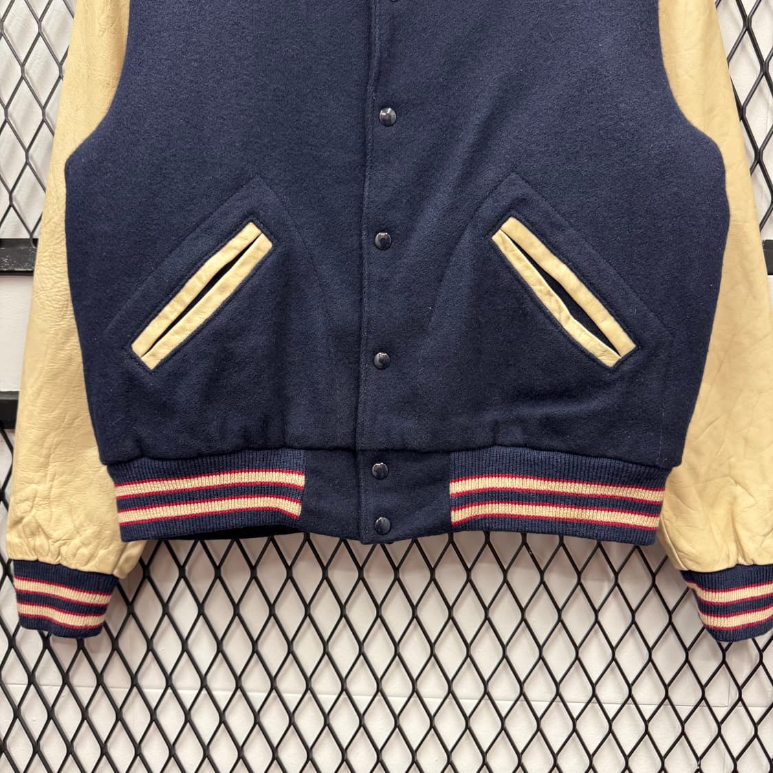 USA VTG 90s 빈티지 레더 바시티 자켓 베이지 네이비 배색 상품이미지4