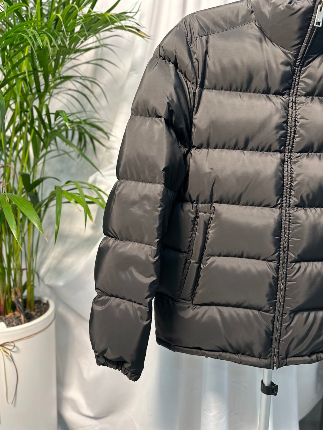 [48/새상품급] 프라다 트라리앵글 로고 다운패딩 블랙 상품이미지5