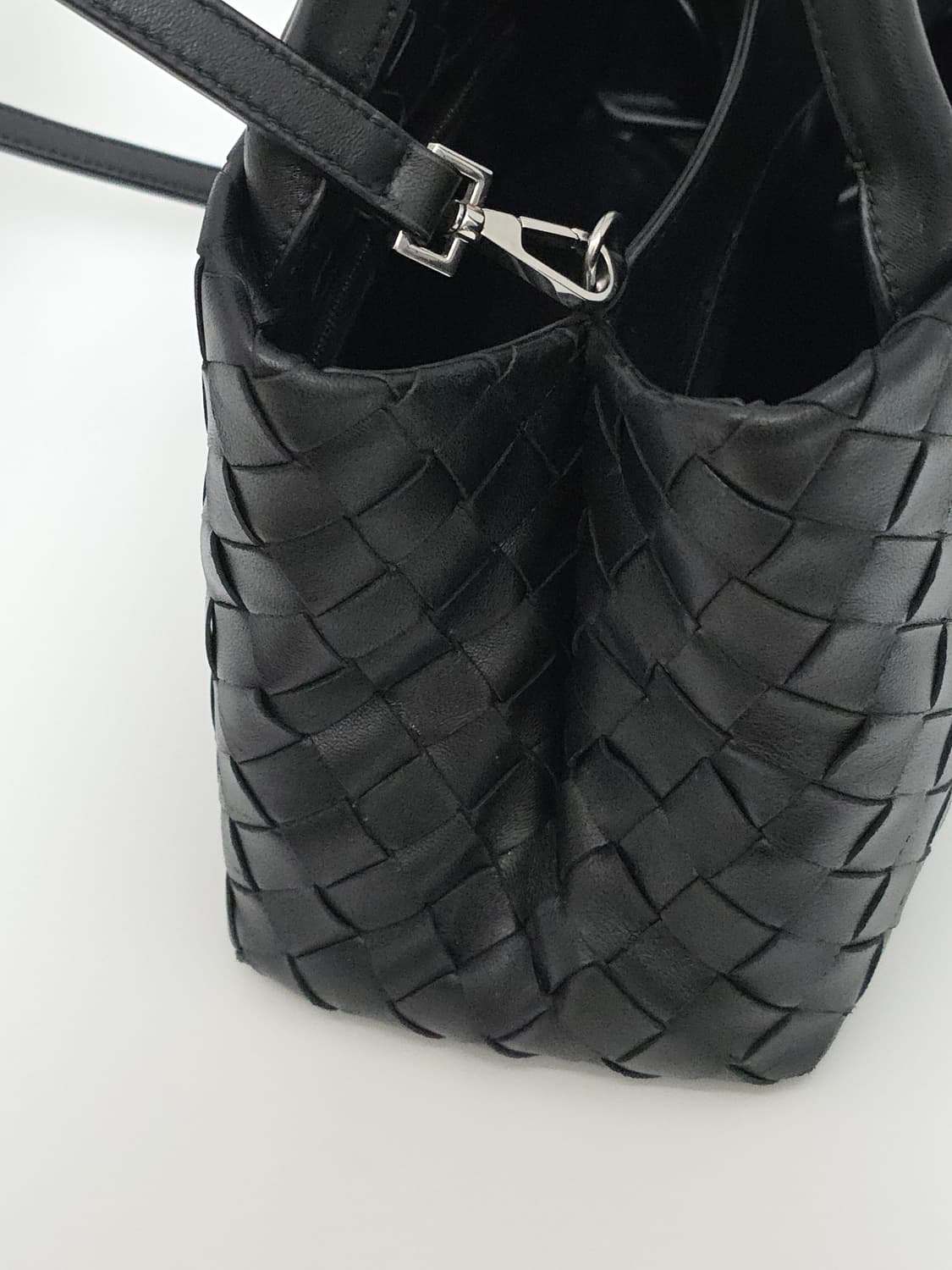 [내장칩]보테가베네타 인트레치아토 로마 토트백 블랙 상품이미지8