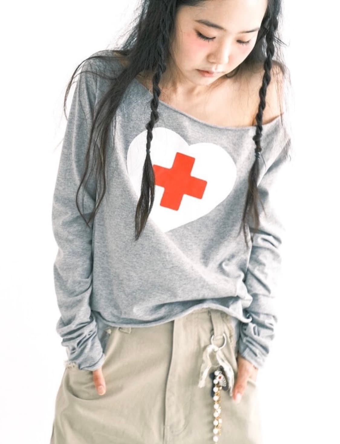 샵페어리 체리쉬 컷 하트 오프 티 그레이 상품이미지1